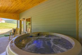Happy Hideout, country livin with great mountain views, hot tub, arcades, fire pit, pets ok with fee
